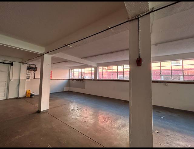 500M² BUILDING TO LET IN WOODSTOCK